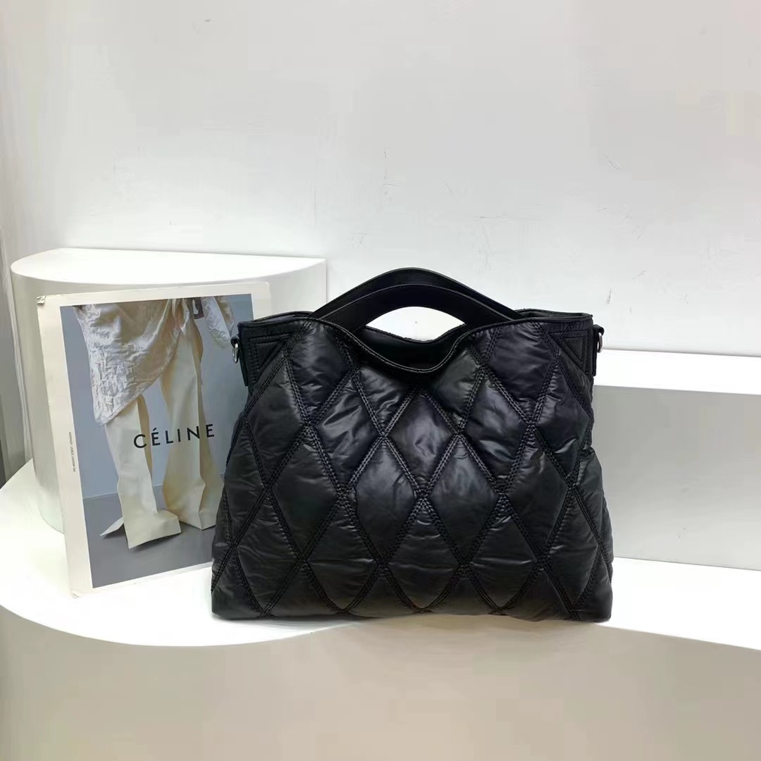Free shipping designer Personalized Korean version casual diamond-shaped retro niche handbag with a simple and elegant style and a high-end crossbody 