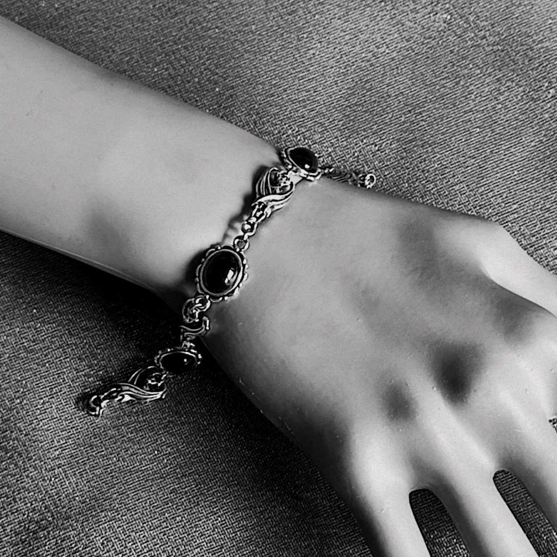 Gothic Vampire Bat Cameo Bracelet For Women Men Fashion Witch Jewelry Accessories Gift Vintage Bat Blood Red Crystal Bracelets W250526