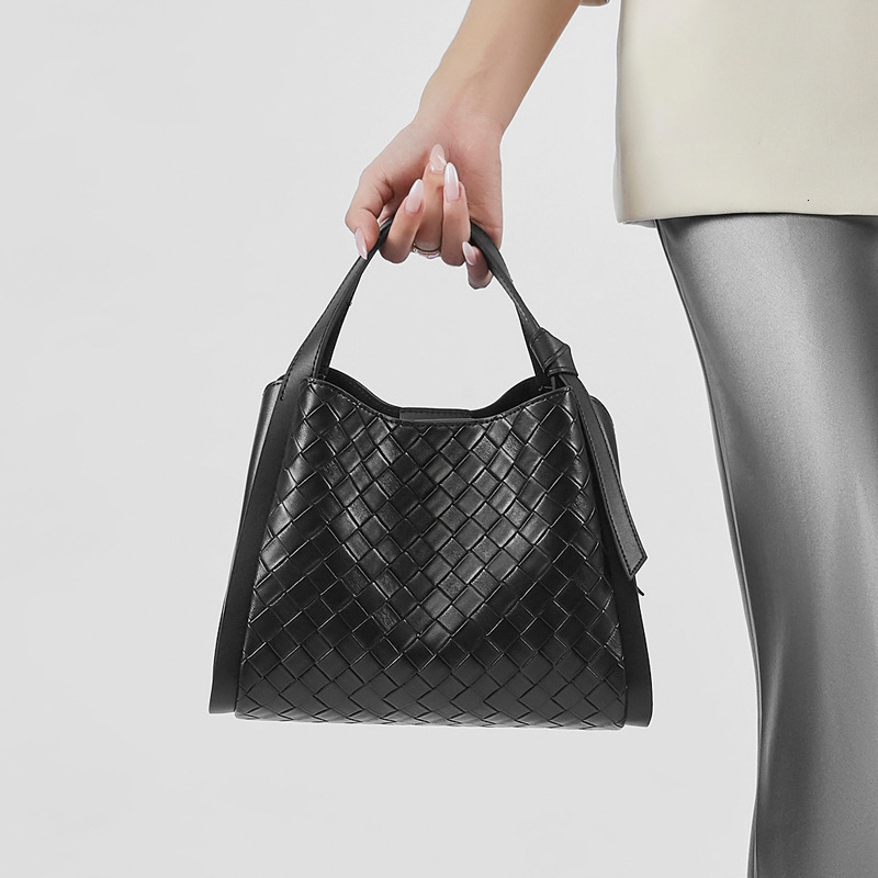 High Quality Leisure Designer Bag 2025 Autumn New Item Women's High-end Leisure Fashion One Shoulder Slanted Leather Embossed Vegetable Basket Ba