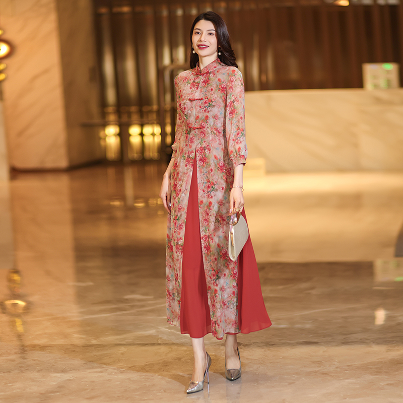 Elegant Traditional Silken-Chiffon Cheongsam Dress with Contemporary Seam-Free Construction