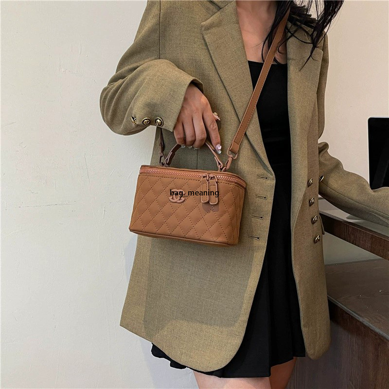 Classic Designer Bag Casual Handbag Spacious Armpit High Quality Fashion Shoulder Bag Advanced Leather Zipper Closure with Adiustable Crossbody Strap