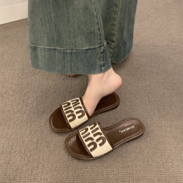 Free shipping designer Women's retro one-line slippers, Women's outerwear 2025 Summer French casual flip-flops, soft-soled vacation beach sl