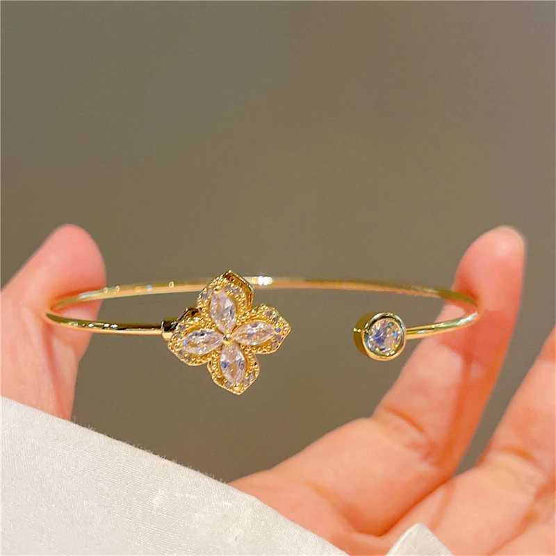 Luxury Rotable Zircon Four Leaf Grass Gold Color Copper Open Bracelets for Women New Fashion Advanced Wedding Party Jewelry Gift W250526