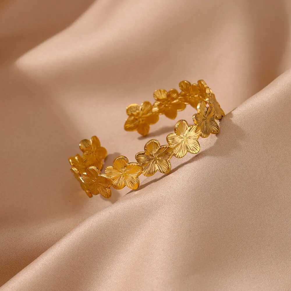 Vintage Flower Cuff Bracelet Bangle for Women Gold Color Flora Stainless Steel Bangles Casting Aesthetic Couple Wrist Jewelry W250526