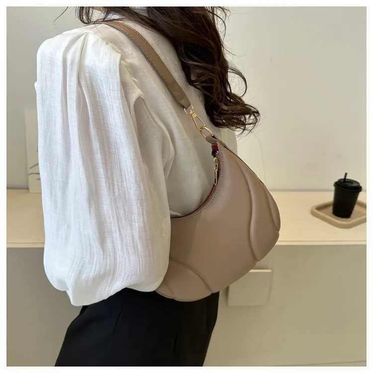 Retro Solid Color Shoulder Bag PU Leather Handbags for Women Simple Ladies Underarm Bag Designer Hobos Saddle Crescent Chic Bag W250527