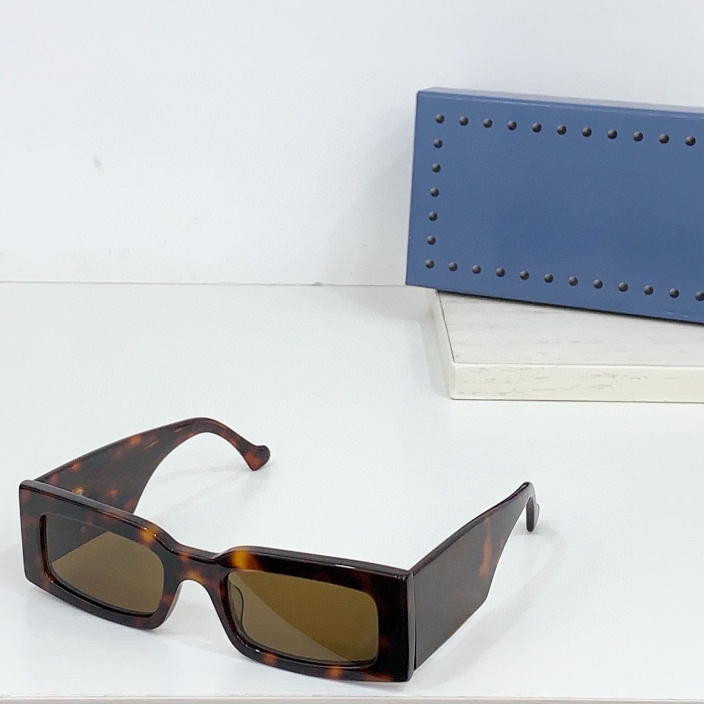 (go off picture not the description) 10A Designer Sunglasses for Women Men Fashion Couple Sunglasses Festival Gifts 31336