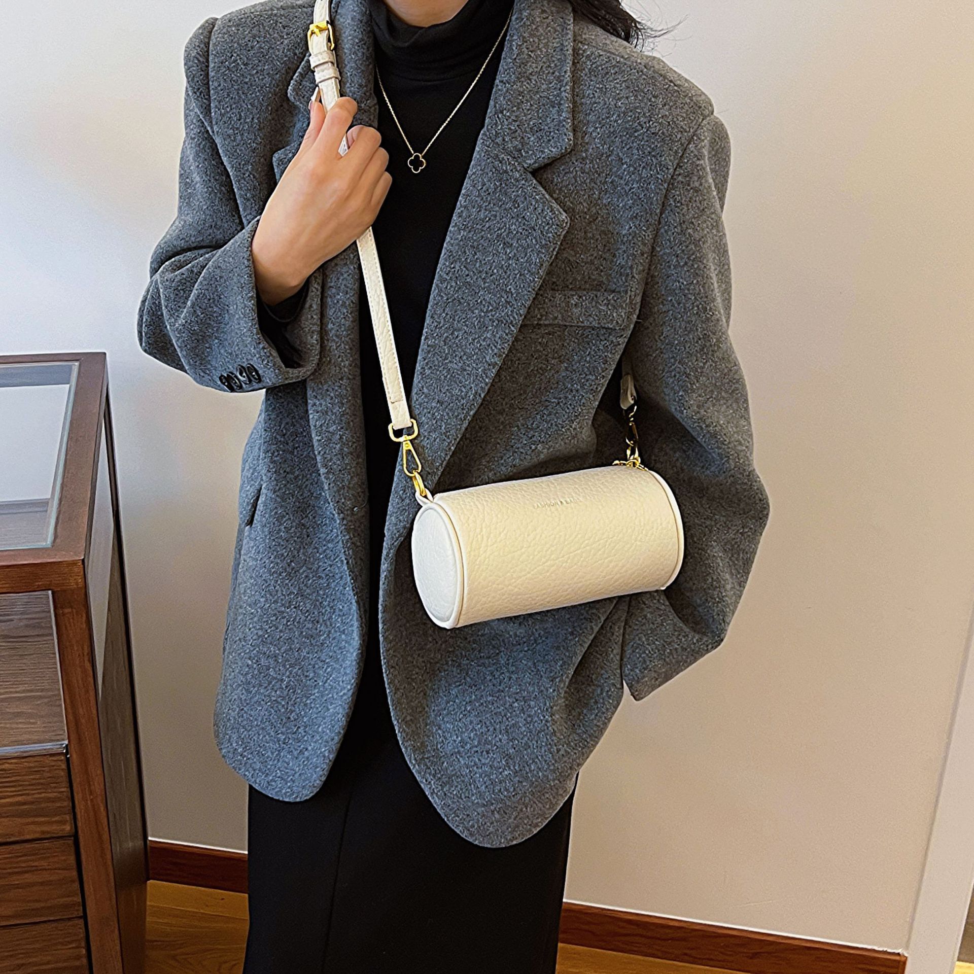 Top brand high-quality new free designer bag 2025 new high-value fashionable cylindrical bag retro shoulder width bag new free designer bag