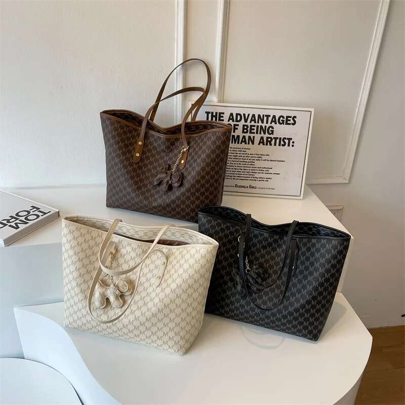 2025 new autumn and winter trend light women's large capacity commuting shoulder hand-held tote bag
