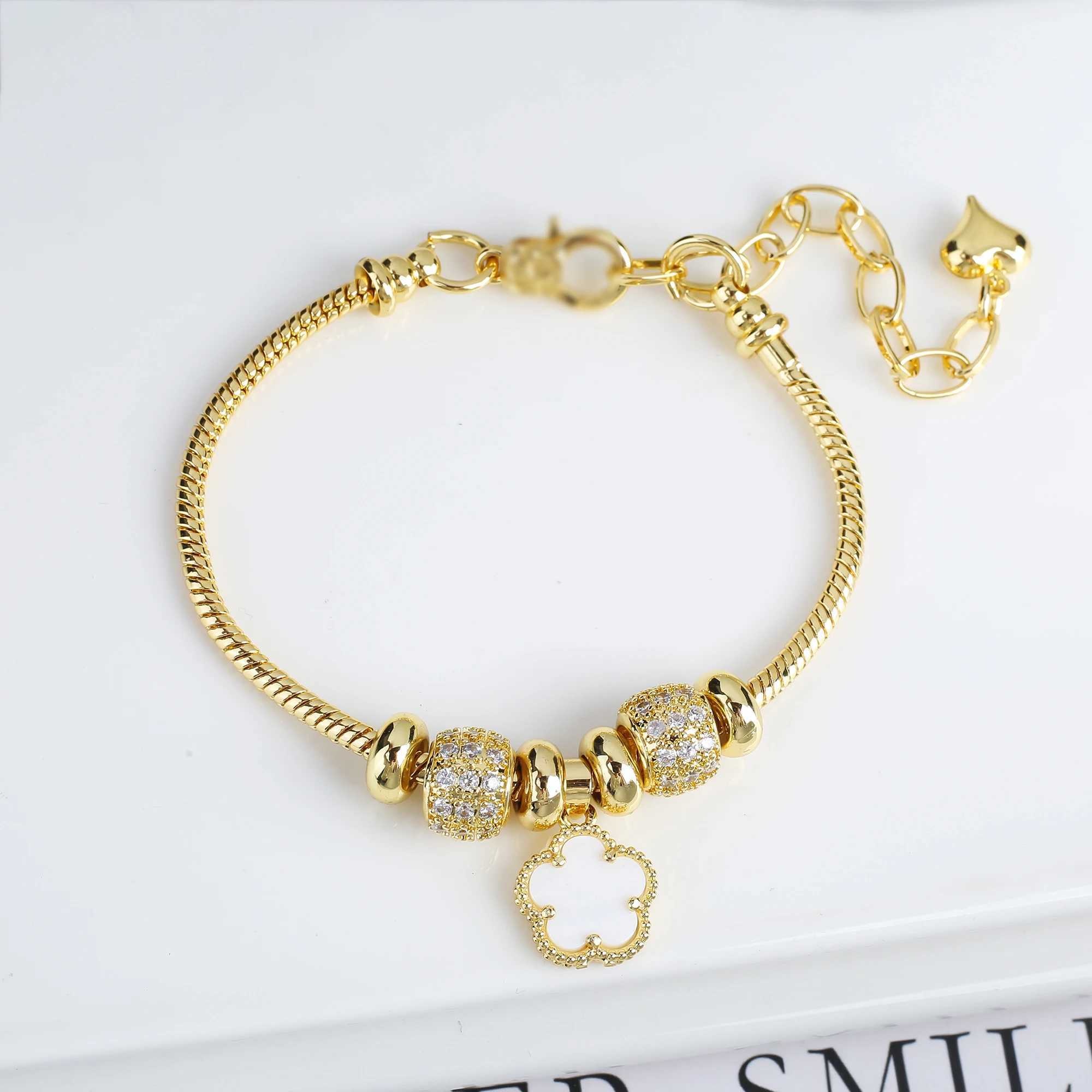 Jewelry 2024 Luxury new 5 leaf grass bracelet Womens wedding party bracelet Unique chain woven accessories W250526