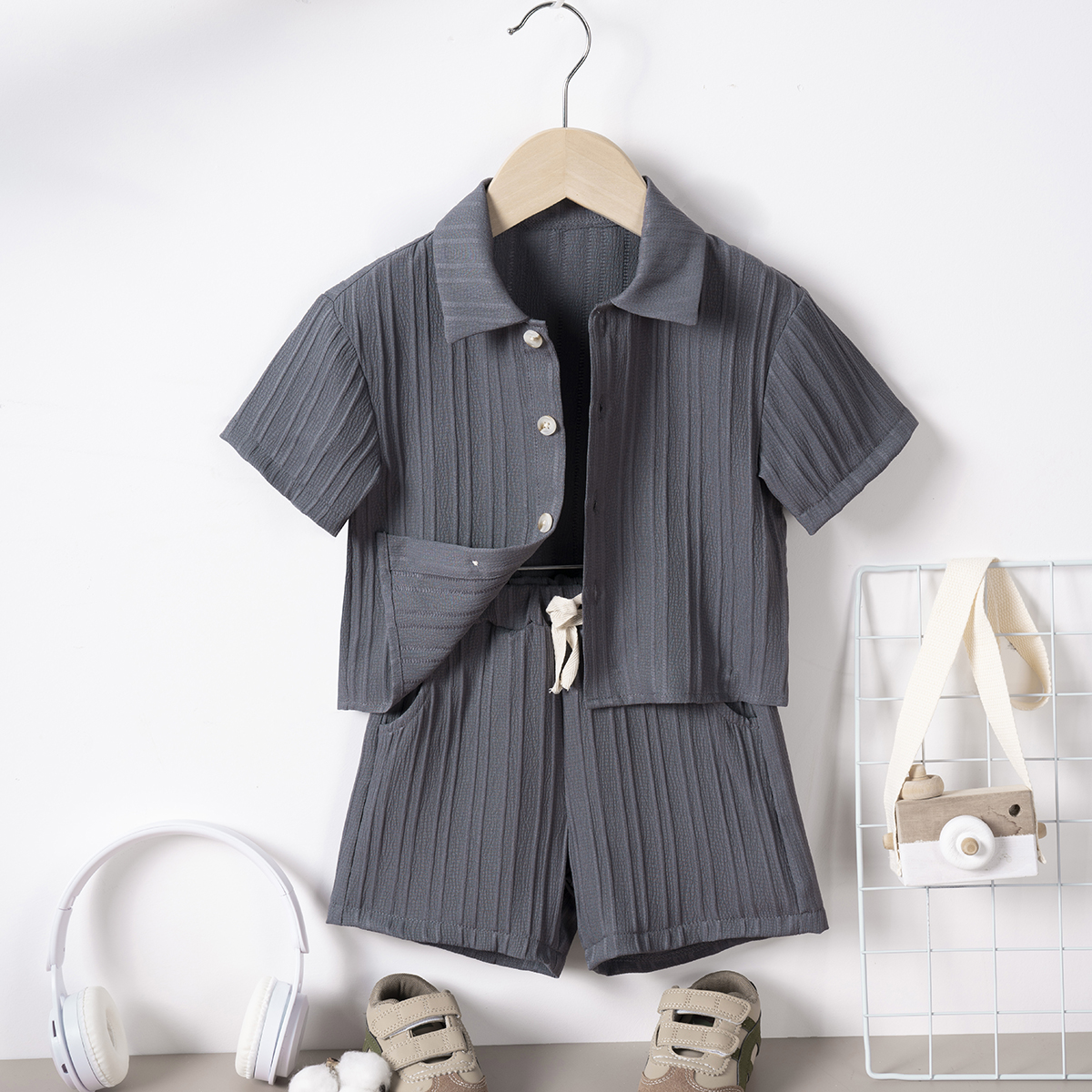 Toddler boys summer set with short sleeved collar shirt, cool and fashionable design, solid color shorts, suitable for daily wear and outdoor activiti