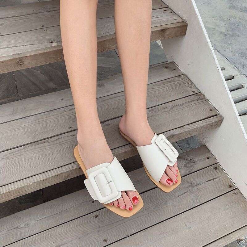 Square Buckle Sandals For Women's Outdoor Wear 2025 New Semi Slippers For Women Flat Bottomed Designer Sandals Versatile Open Toed Lazy Beach Sho