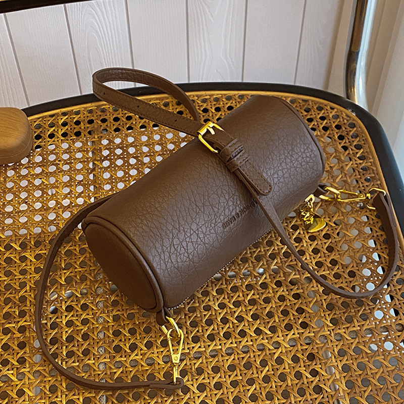 Top brand high-quality new free designer bag 2025 new high-value fashionable cylindrical bag retro shoulder width bag new free designer bag