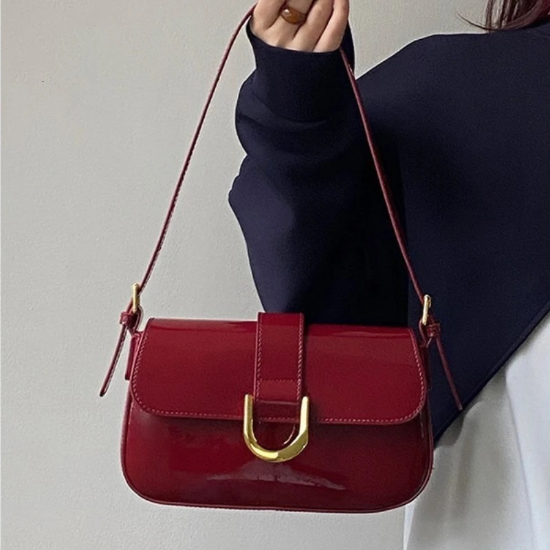Classic PU Leather Horseshoe Buckle Casual Crossbody Bag Soild Color Small Shoulder Bag with Zipper Closure Women Clutch Purse 250526