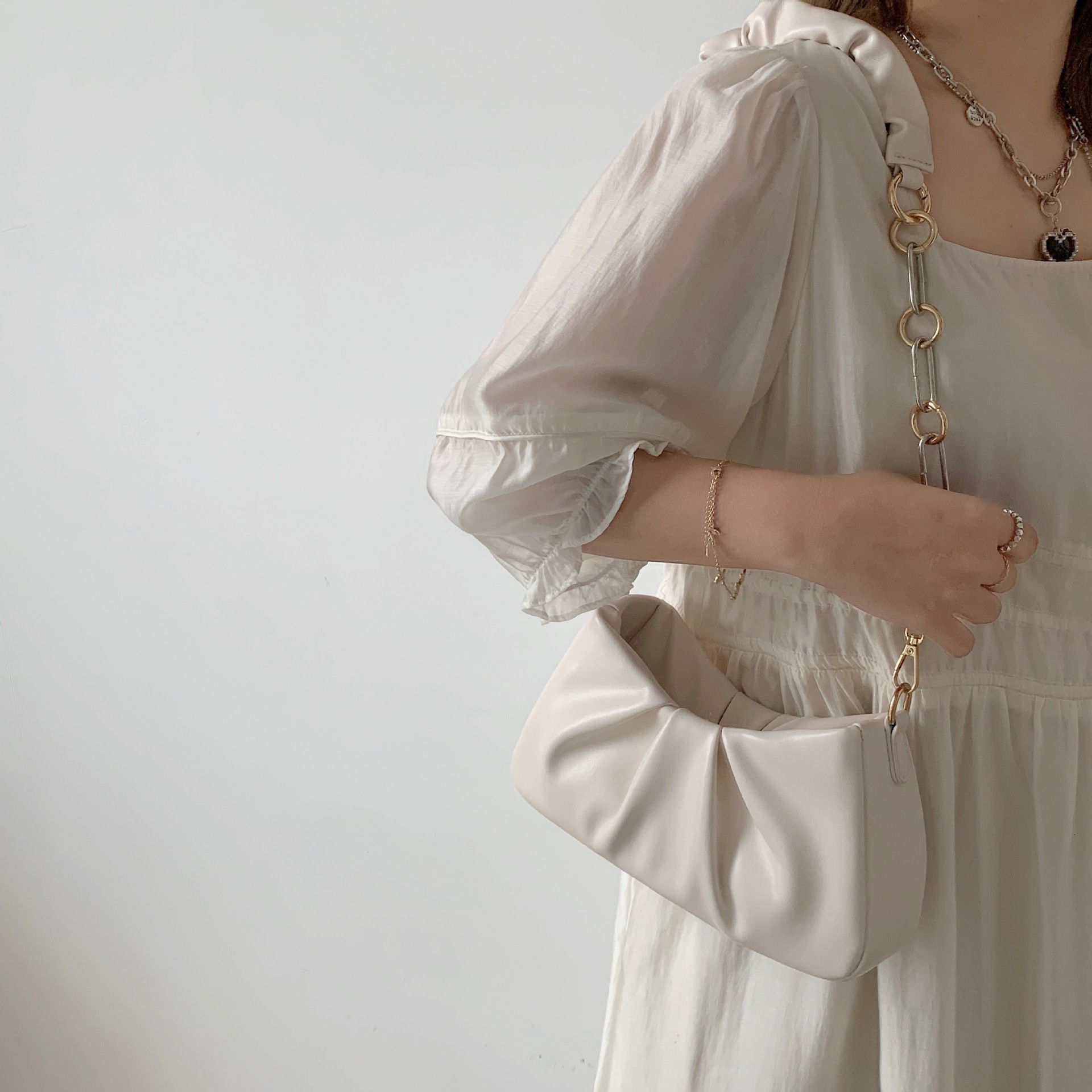 Top quality brand, high-quality new style, free designer bag, Korean style single shoulder women's armpit bag, fashionable chain bag, pleated fre