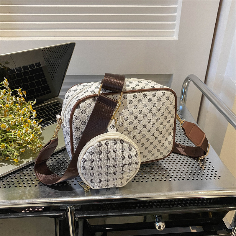 Free shipping designer Women's 2025 new fashion, casual and versatile monogram single-shoulder crossbody small square bag and women's bag