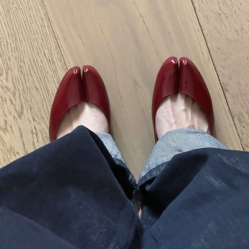 Collaboration Red Pig Trotter Split Toe for Women 2025 New Ins Niche Horse Hoof Ballet Flat Leather Shoes
