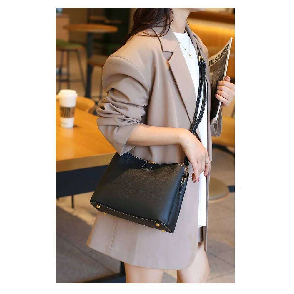 First Layer Cowhide Women's Crossbody Fashionable Genuine Leather female Handbag Niche Design Shoulder Bag For Commuting