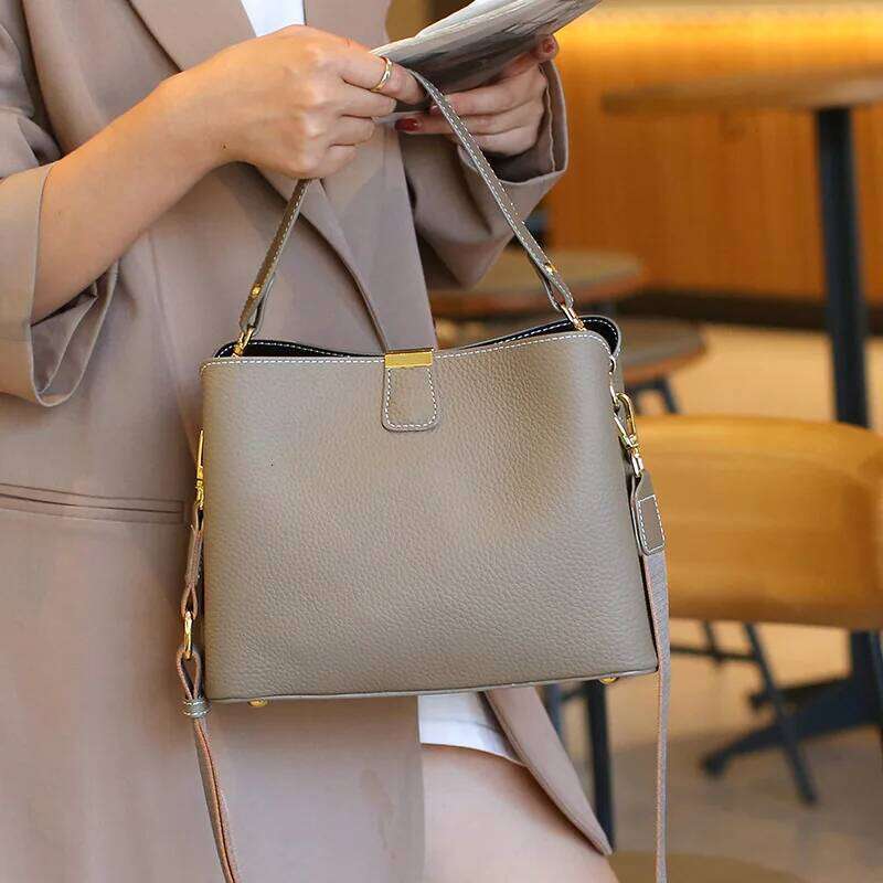 First Layer Cowhide Women's Crossbody Fashionable Genuine Leather female Handbag Niche Design Shoulder Bag For Commuting