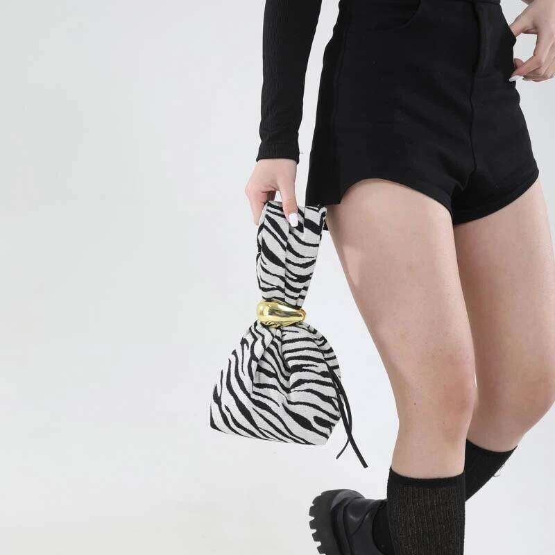 Women's Bags Designer Personalized Sexy Leopard Clutch Designer Leather Pleated Mini Bucket Pouch Temperament Side Zipper Party Evening Bag