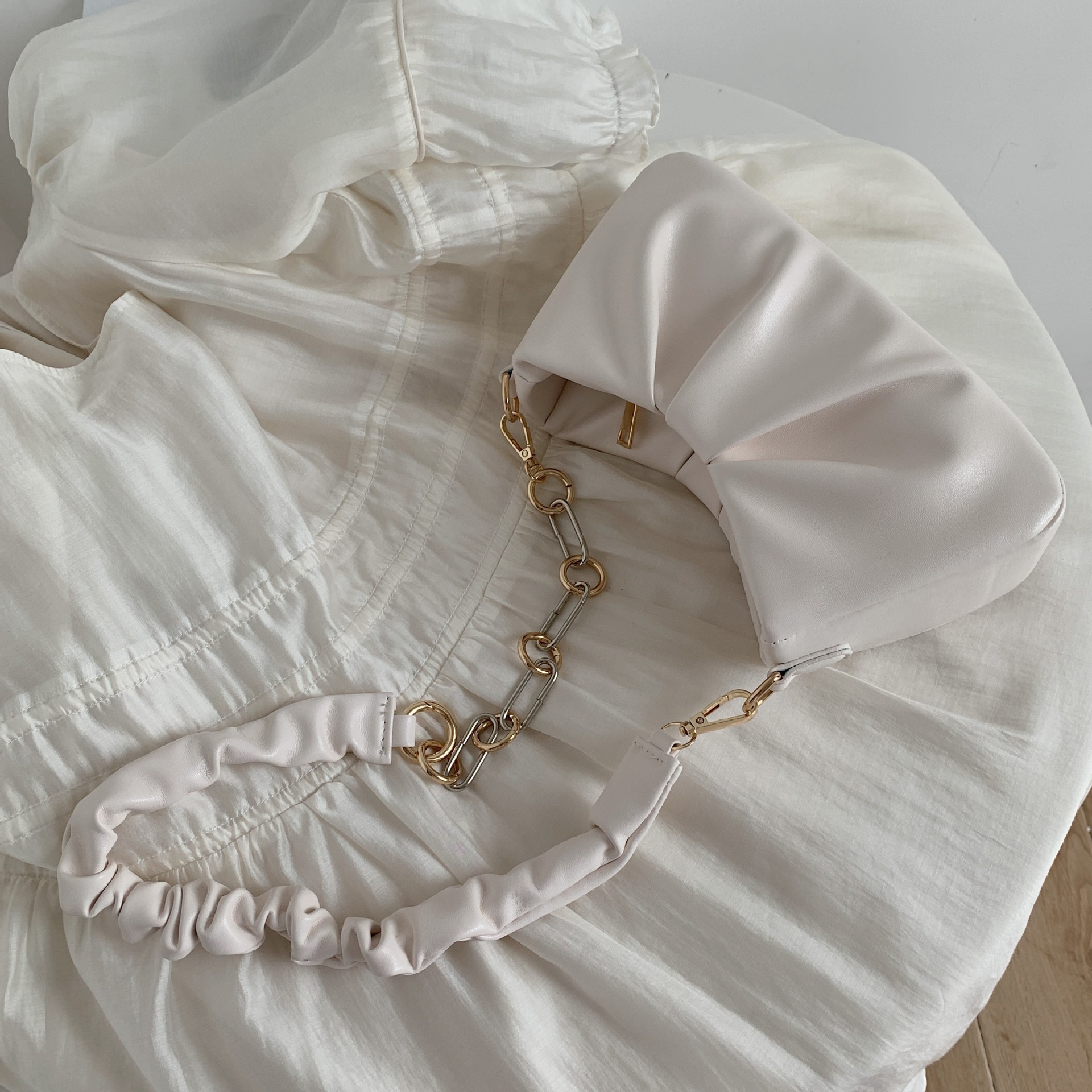 Top quality brand, high-quality new style, free designer bag, Korean style single shoulder women's armpit bag, fashionable chain bag, pleated fre