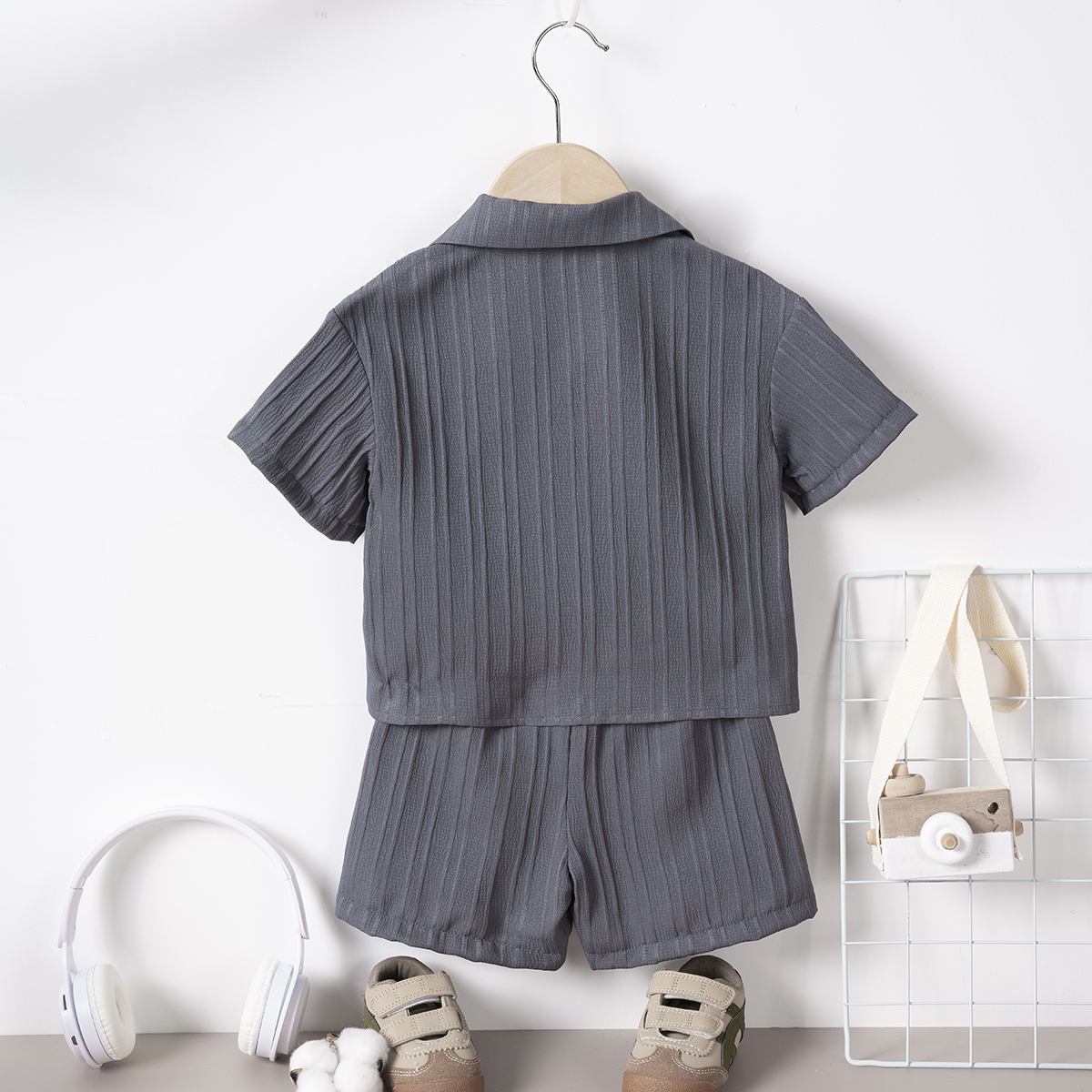 Toddler boys summer set with short sleeved collar shirt, cool and fashionable design, solid color shorts, suitable for daily wear and outdoor activiti