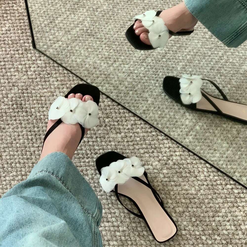 ~Niche French Style Floral One-Strap Sandals for Women Summer Outdoor Flat Versatile Casual Beach White-Looking Slippers