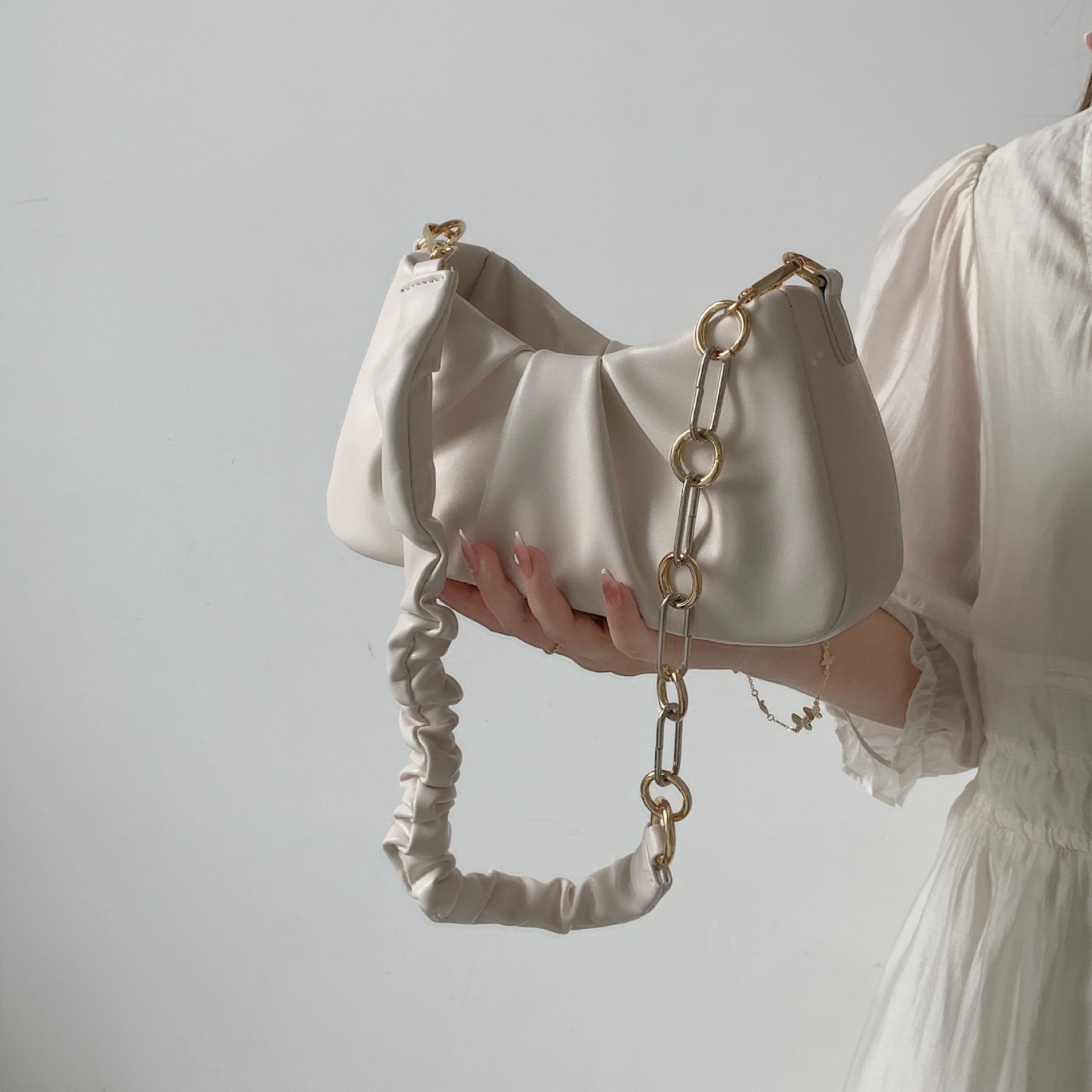 Top quality brand, high-quality new style, free designer bag, Korean style single shoulder women's armpit bag, fashionable chain bag, pleated fre