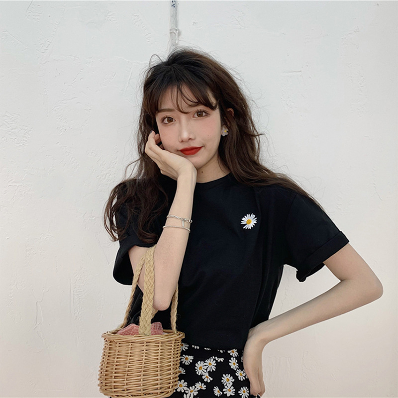 Embroidered chrysanthemum short sleeved T-shirt for women's fashion, loose summer new style for women's clothing, loose plus size for studen