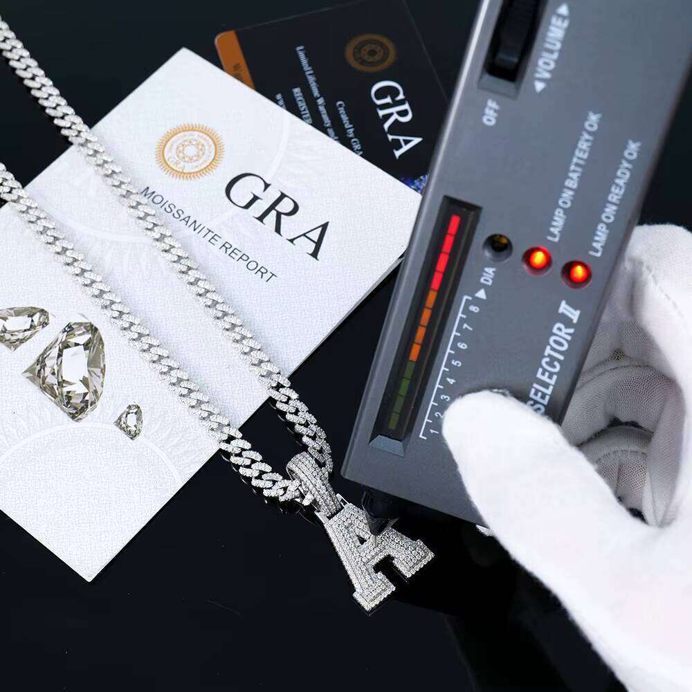 Sier Fashion Jewelry Iced Out Round Silicon Initial Hiphop Pendant Necklace for Men and Women