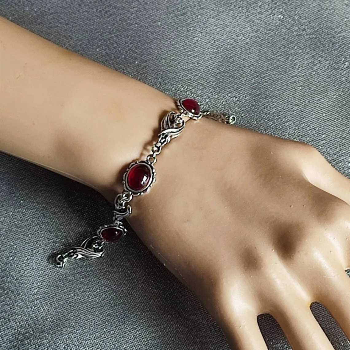 Gothic Vampire Bat Cameo Bracelet For Women Men Fashion Witch Jewelry Accessories Gift Vintage Bat Blood Red Crystal Bracelets W250526