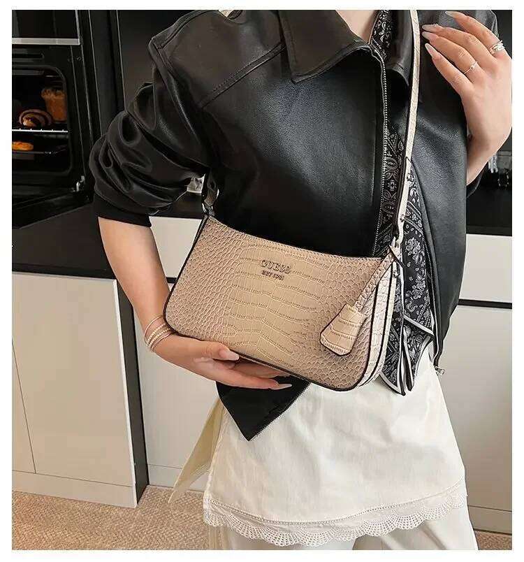 Hot Selling Women's Stylish Underarm Crocodile Pattern Small Square Shoulder Messenger Bag In Solid Color Made Of High Quality Material
