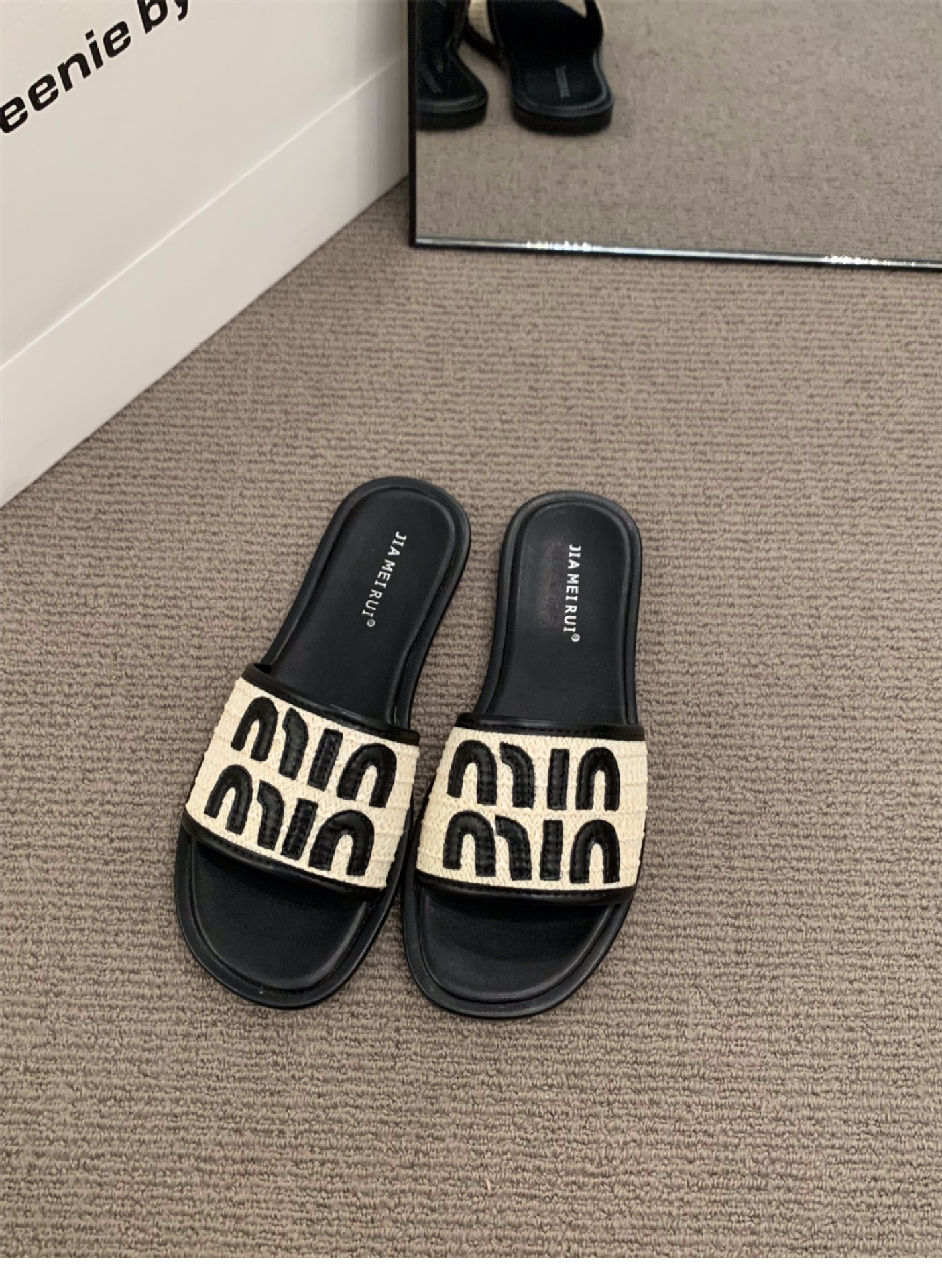 Free shipping designer Women's retro one-line slippers, Women's outerwear 2025 Summer French casual flip-flops, soft-soled vacation beach sl