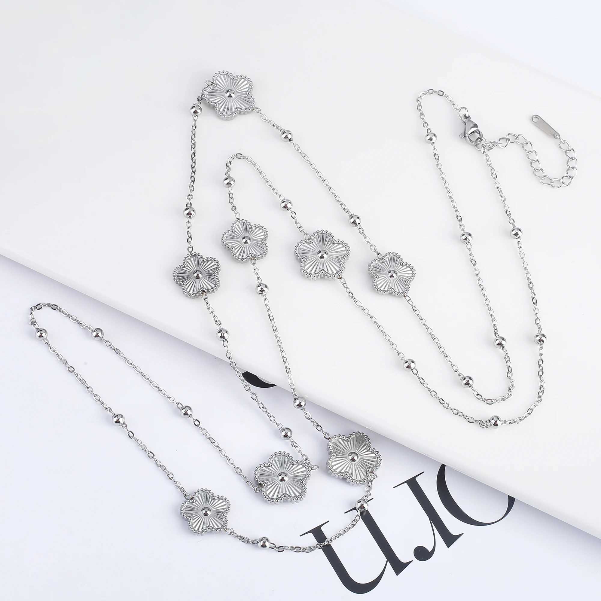 2024 New Stainless Steel New Design Sweater Chain 8 Flower Double-sided Pendant Necklace for Women High Quality Plants Clover W250526
