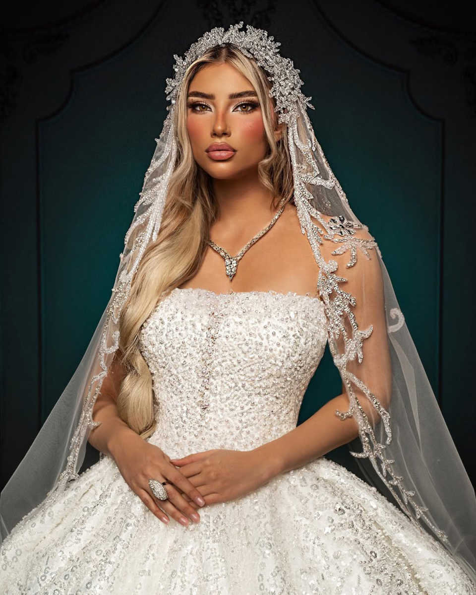 Gorgeous Pearls Ball Gowns Wedding Dress Strapless Sleeveless Beaded Bride Grows Luxury Floor Length Bridal Dresses Customized