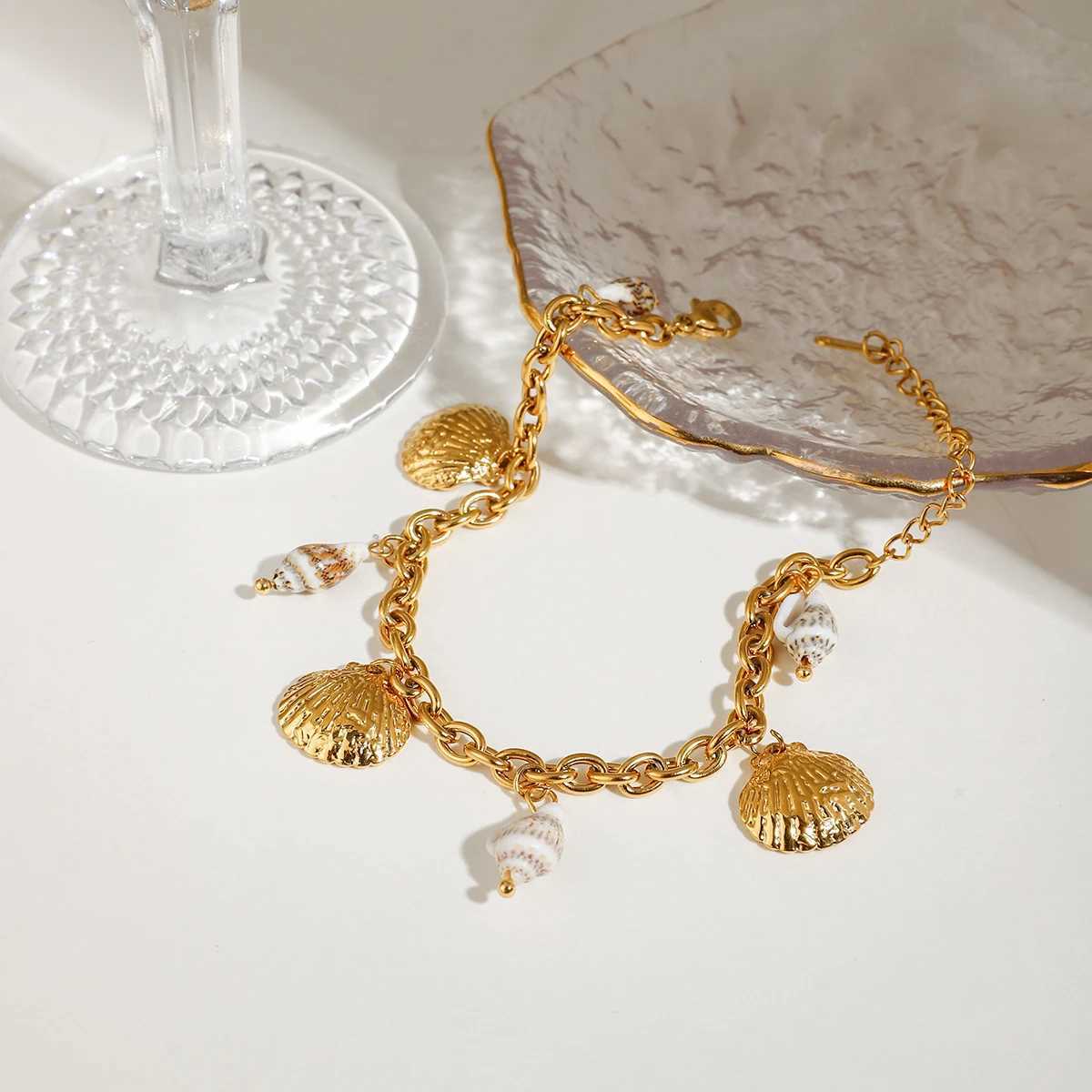 Zora Ocean Style Charm Bracelet Gold Plated Stainless Steel Conch Starfish Pendant Chunky Chain Hypoallergenic Beach Bracelet W250526