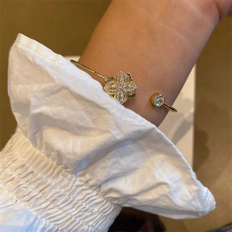 Luxury Rotable Zircon Four Leaf Grass Gold Color Copper Open Bracelets for Women New Fashion Advanced Wedding Party Jewelry Gift W250526