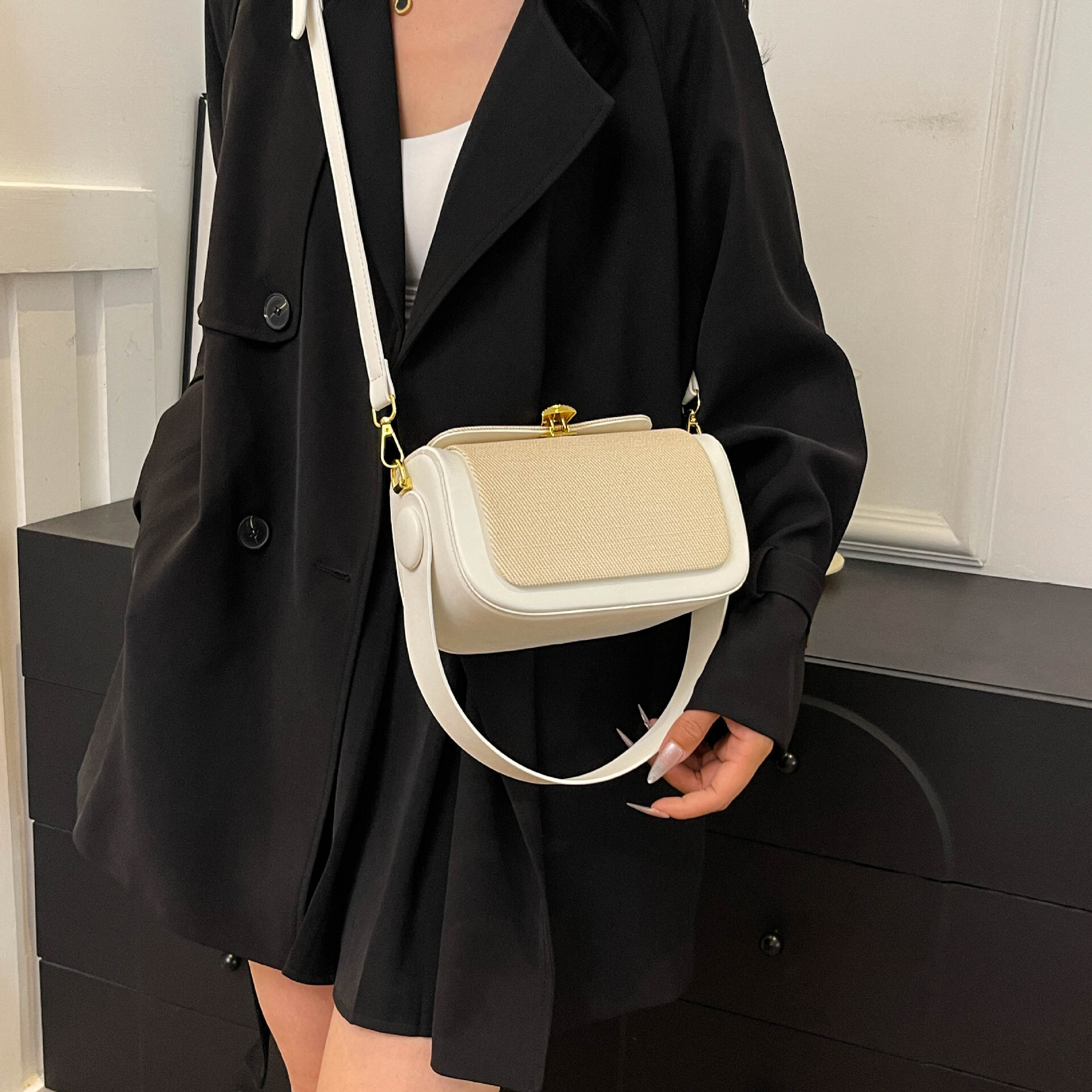 High quality brand new free designer bag 2025 new Korean version small square bag niche design armpit handbag armpit bag new free designer bag