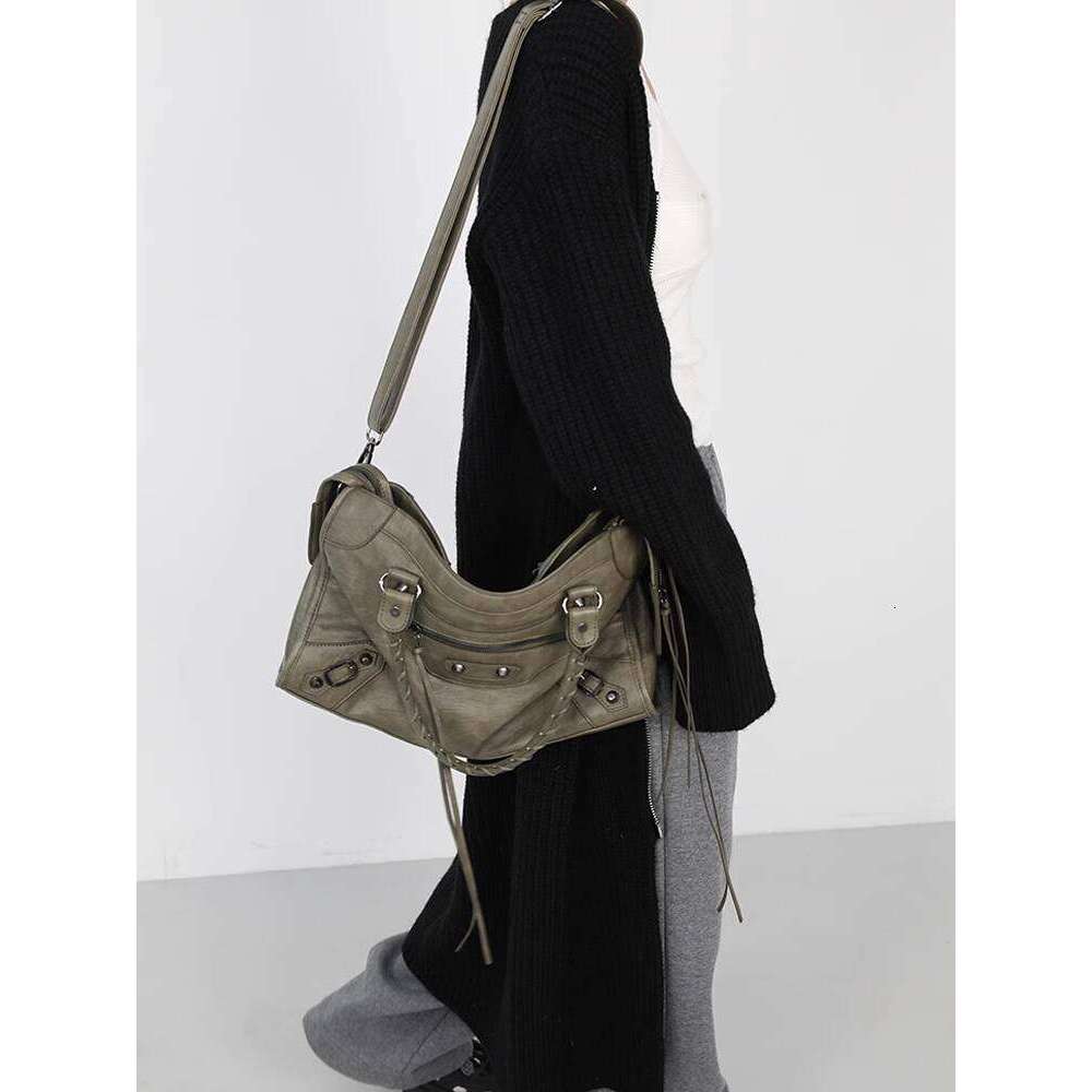 Simple Limited Edition Dirty Green Paris Rivet Spicy Girl Motorcycle Wasteland Large Capacity Handbag Crossbody Bag