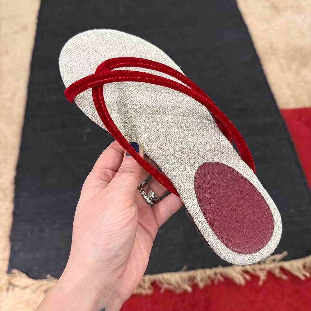Niche Women's Summer Outdoor Genuine Leather Woven Flat Toe Flip-Flops Vacation Beach Sandals