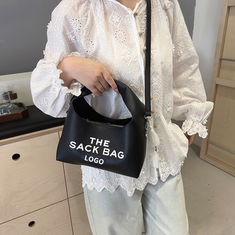 Shoulder Bags Summer Classic Woven Vegetable Basket Handbag Straw Bag Shopping Leather Beach Girls Basket bag handbag25*15*11.5cm