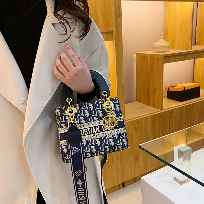 Designer bag Shoulder Bag Luxury Bag Crossbody Purse Designer 2025 capacity and exquisite embroidery. It is a portable handbag for women and a crossbo