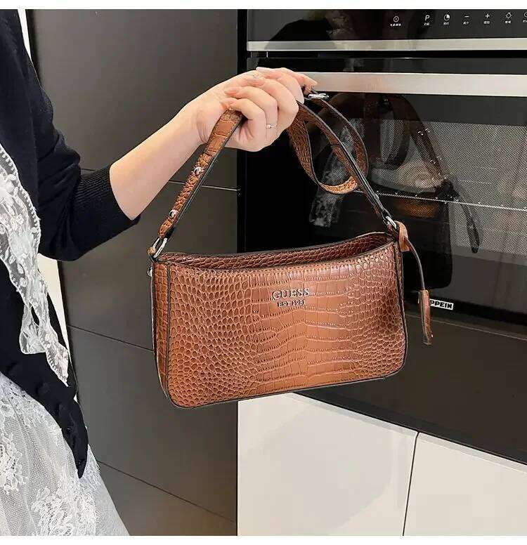 Hot Selling Women's Stylish Underarm Crocodile Pattern Small Square Shoulder Messenger Bag In Solid Color Made Of High Quality Material