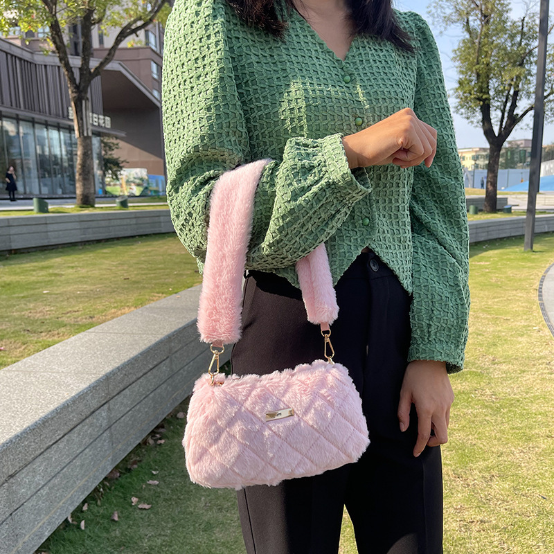 Top Brand High Quality New Style Plush Bag 2024 New Design Versatile Textured Shoulder Bag Foreign Trade Women's Fashion Furry Bag New Free Deliv