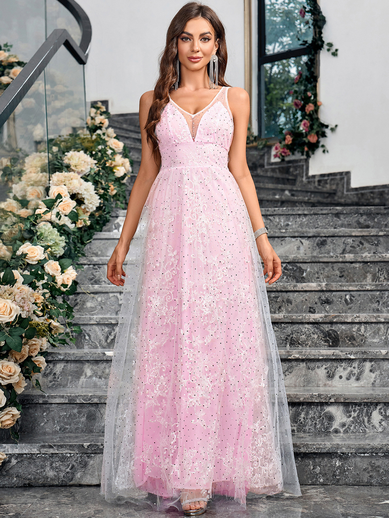 New sexy V-neck sleeveless lace wedding dress for bulk production