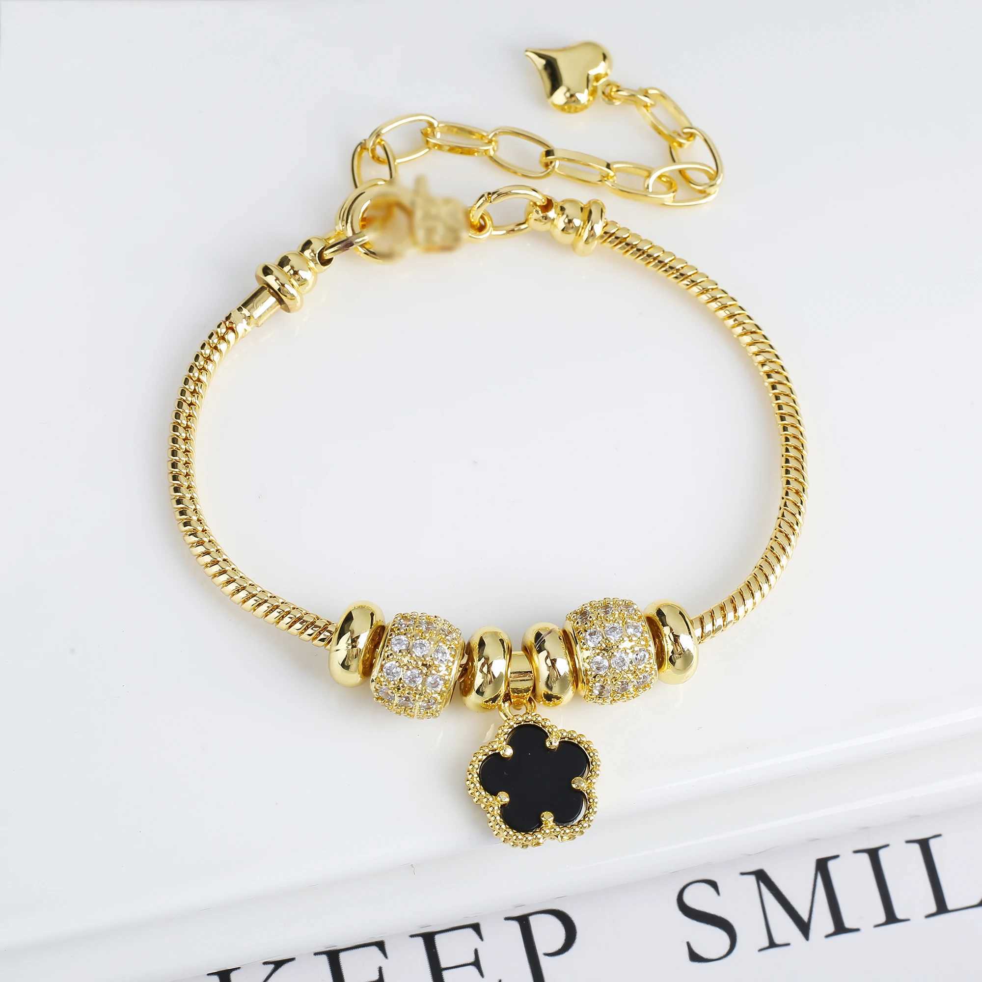 Jewelry 2024 Luxury new 5 leaf grass bracelet Womens wedding party bracelet Unique chain woven accessories W250526