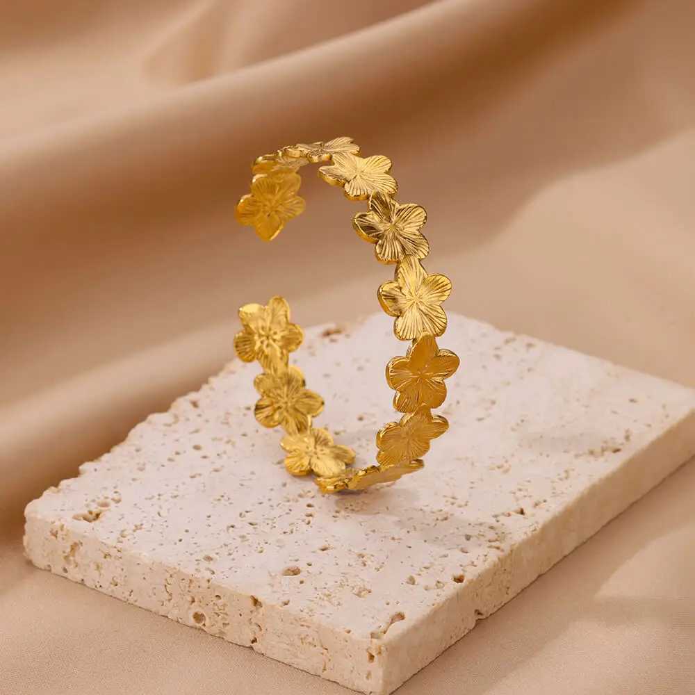 Vintage Flower Cuff Bracelet Bangle for Women Gold Color Flora Stainless Steel Bangles Casting Aesthetic Couple Wrist Jewelry W250526