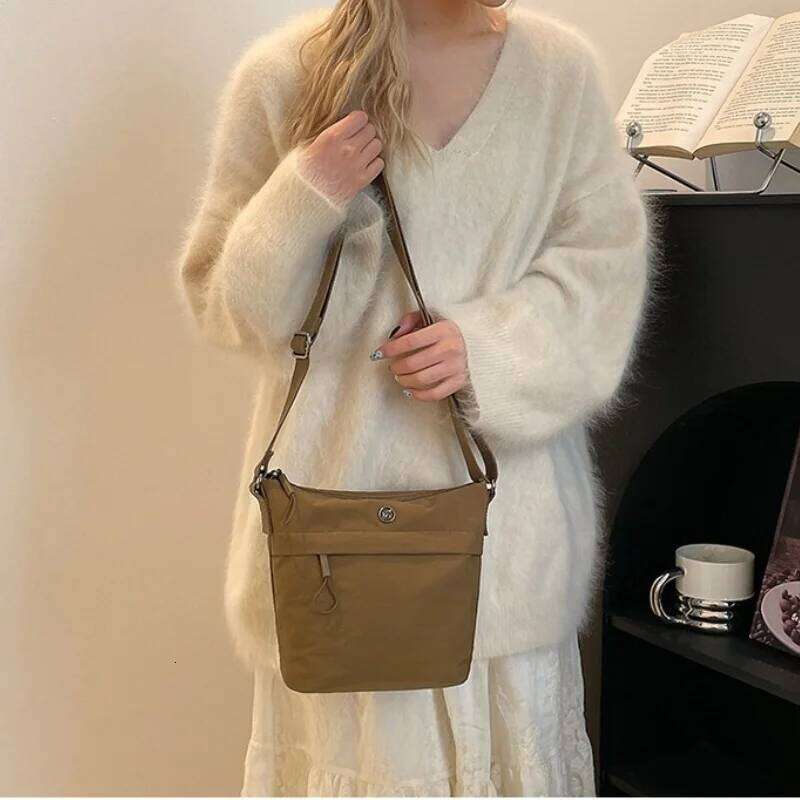 High Quality Simple Ultra-Light Crossbody Senior Sense Of Niche Fashion Hundred Nylon Cloth Bucket Shoulder Women's Bag