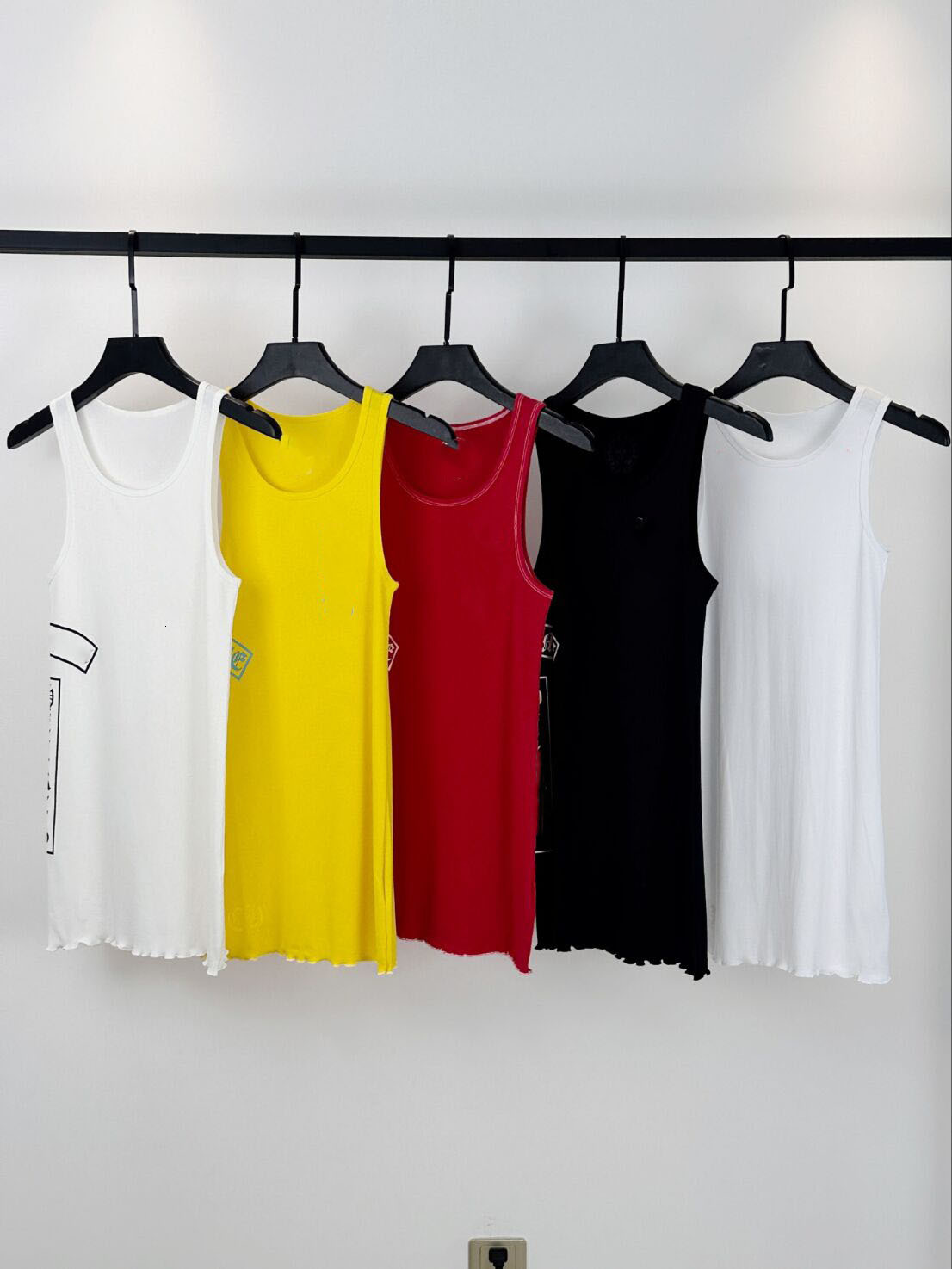 2025 Round Neck Sleeveless Color Blocked Sanskrit Letter Pattern vest Womens Camisole Vest Designer Spicy Girl Style Tight Tank Top Designer Vest dd4