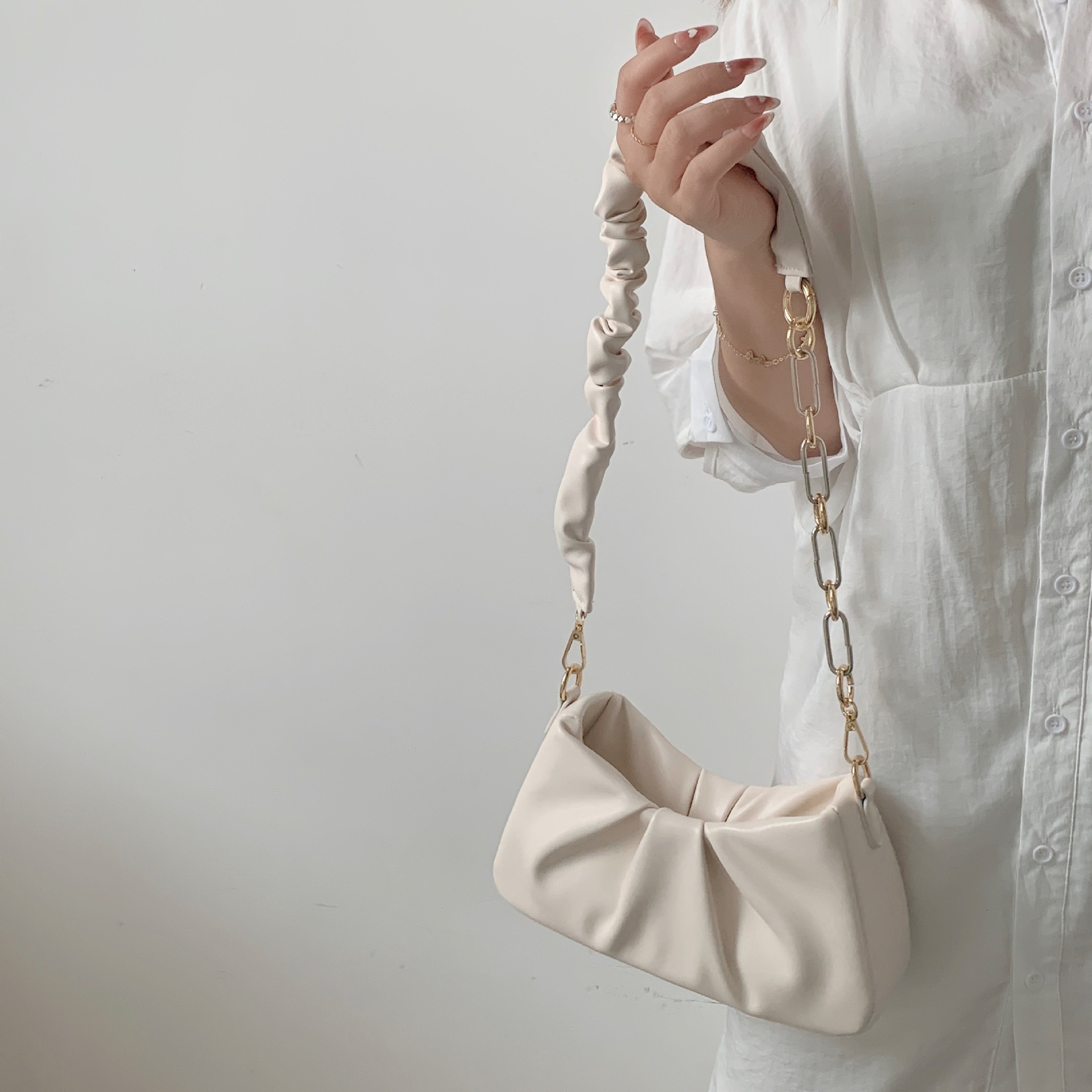 Top quality brand, high-quality new style, free designer bag, Korean style single shoulder women's armpit bag, fashionable chain bag, pleated fre
