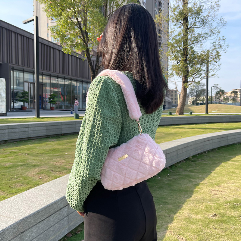 Top Brand High Quality New Style Plush Bag 2024 New Design Versatile Textured Shoulder Bag Foreign Trade Women's Fashion Furry Bag New Free Deliv